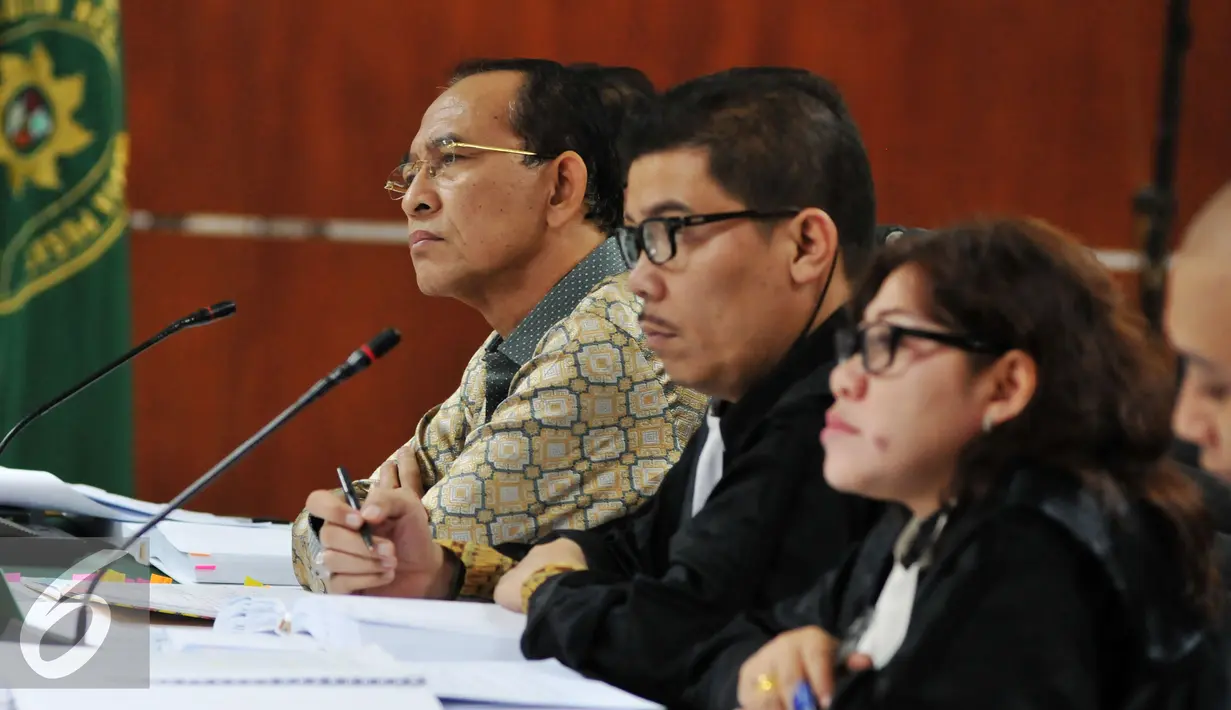 Suryadharma Ali mendengarkan keterangan saksi saat sidang lanjutan di Pengadilan Tipikor, Jakarta, Rabu (30/09/2015). Sidang menghadirkan lima saksi diantaranya Bendahara pengeluaran Kemenag, Wardasari Gandi. (Liputan6.com/Andrian M Tunay)