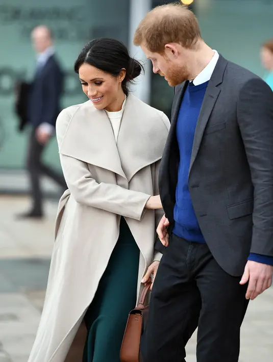 Nah ini saat Meghan Markle menggandeng tangan Pangeran Harry. (Rex/Shutterstock/HollywoodLife)
