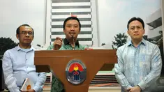 Menpora, Imam Nahrawi (tengah) memberikan keterangan terkait revisi logo dan maskot Asian Games 2018 di Kemenpora, Jakarta, Rabu (6/1/2016). Diperlukan waktu sekitar tiga bulan untuk melakukan revisi tersebut. (Liputan6.com/Helmi Fithriansyah)