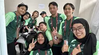 Sejumlah anak muda menjadi&nbsp;volunteer Piala Dunia U-17 2023 yang berlangsung di Stadion Si Jalak Harupat, Kabupaten Bandung. (Bola.com/Zulfirdaus Harahap)