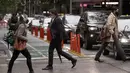 Orang-orang dan mobil memasuki pusat kota setelah lebih dari 100 hari lockdown di Sydney, Senin (11/10/2021). Lebih dari lima juta penduduk Sydney akhirnya bisa merasakan kembali bebas setelah terkurung selama 106 hari, untuk mencegah penyebaran Covid-19 varian Delta. (AP Photo/Rick Rycroft)