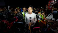 Mantan pelatih Timnas Indonesia, Shin Tae-yong memberikan keterangan di depan media saat kembali ke negaranya melalui terminal 3 Bandara Soekarno-Hatta, Tangerang, Banten, Minggu (26/01/2025). (Bola.com/Bagaskara Lazuardi)