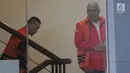 Dua tersangka, Sendy Perico (kiri) dan Adhi Purnomo menunju ruang pemeriksaan di Gedung KPK, Selasa (13/8/2019). Sendy Perico diperiksa sebagai tersangka kasus dugaan suap jaksa Kejati DKI, sedangkan Adhi Purnomo dalam kasus dugaan suap dana hibah Kemenpora kepada KONI. (merdeka.com/Dwi Narwoko)