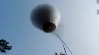 Di Yogyakarta, warga menerbangkan balon udara raksasa. Balon istimewa ini hanya dibuat khusus untuk momentum Idul Fitri.