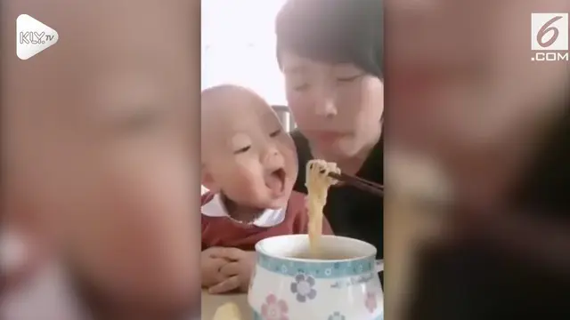 VIDEO: Gemas Banget, Ekspresi Bayi Saat Melihat Ibunya Makan