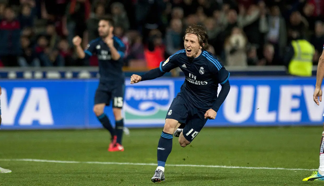 Pemain Real Madrid, Luka Modric mencetak satu gol saat Real Madrid menang atas Granada pada lanjutan La Liga Spanyol pekan ke-23. (AFP/Jorge Guerrero)