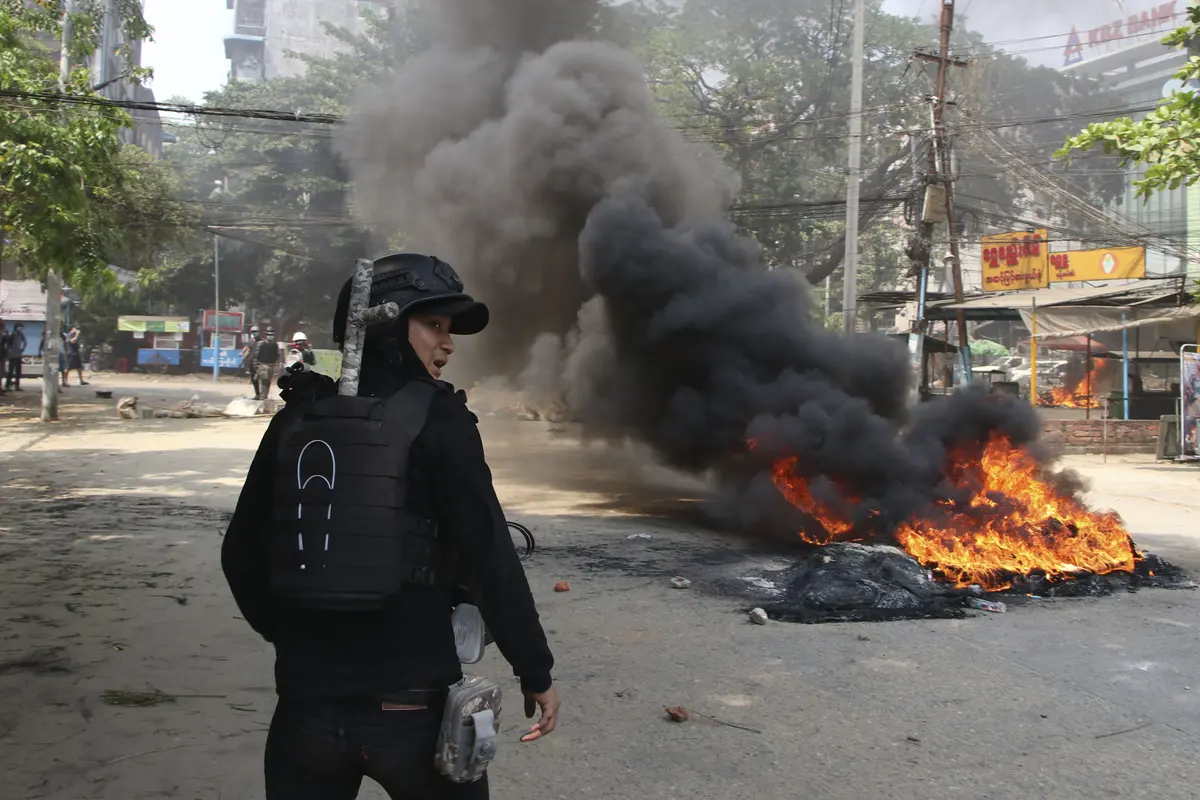 Makin Mencekam, Demonstran Myanmar Lawan Polisi Pakai Busur Panah