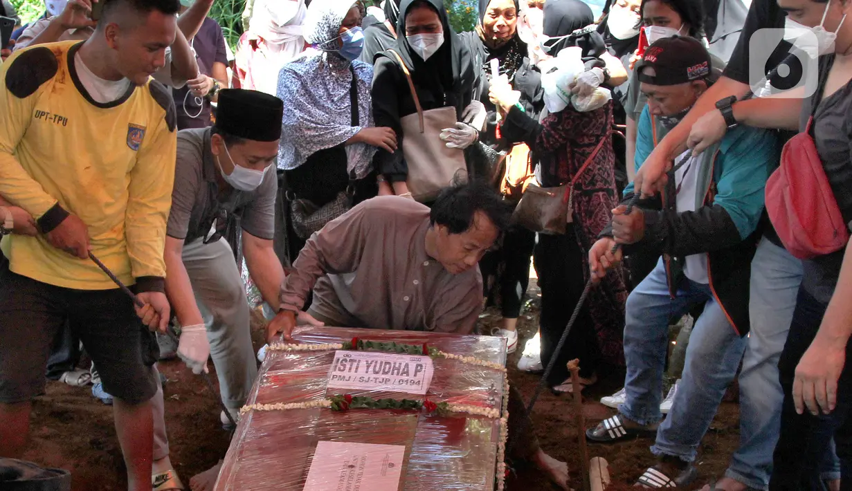 Keluarga melakukan proses pemakaman terhadap pramugari Nam Air, Isti Yudha Prastika (34) yang menjadi korban jatuhnya pesawat Sriwijaya Air SJ 182, di TPU Pondok Petir, Depok, Sabtu (16/1/2020). Pada saat kejadian Isti dalam status sebagai penumpang Sriwijaya Air. (merdeka.com/Arie Basuki)