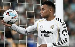 Penyerang Real Madrid asal Prancis bernomor punggung 10, Kylian Mbappe, mengontrol bola selama pertandingan Liga Spanyol antara Real Betis dan Real Madrid CF di stadion La Cartuja di Sevilla pada 25 April 2026. (CRISTINA QUICLER/AFP)