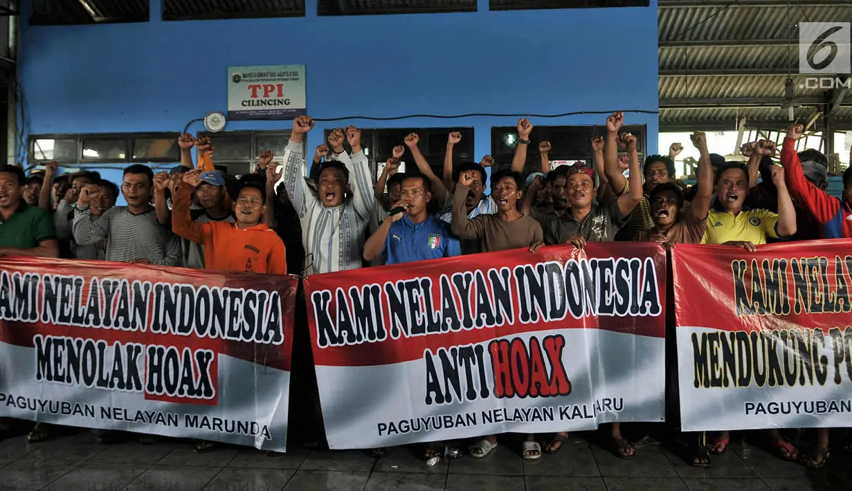 Sejumlah nelayan membentangkan spanduk saat deklarasi menolak hoax di Pelabuhan Cilincing, Jakarta Utara, Kamis (15/3). Puluhan nelayan Cilincing mendeklarasikan dukungan terhadap Polri dalam memberantas hoax. (Merdeka.com/Iqbal S. Nugroho)
