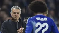 Pelatih Chelsea  Jose Mourinho memberikan tepuk tangan kepada Willian saat pada lanjutan Liga Champion Grup G di Stadion Stamford Bridge, London, Rabu (4/11/2015) dini hari. Chelsea memang 2-1. (Reuters / Toby Melville)