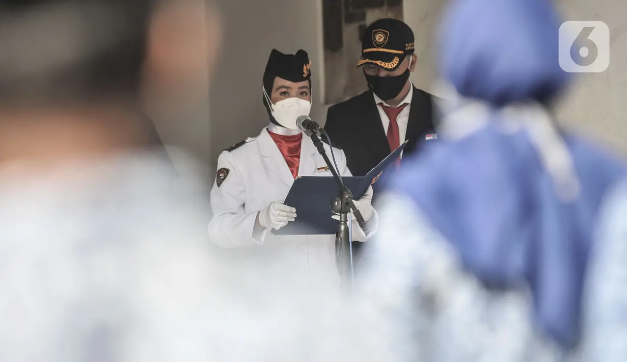 Tim Paskibra bertugas dalam upacara peringatan Sumpah Pemuda di Museum Sumpah Pemuda, Jakarta, Rabu (28/10/2020). Upacara peringatan 92 tahun Sumpah Pemuda yang mengangkat tema Sumpah Pemuda Bersatu dan Bangkit tersebut diadakan secara terbatas. (merdeka.com/Iqbal S Nugroho)