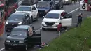 <p>Kendaraan pemudik berhenti untuk istirahat di tepian ruas jalan tol Cikopo-Palimanan, Jawa Barat, Kamis (28/4/2022). Ruas jalan tol yang mengalami peningkatan menyebabkan sebagian pemudik memilih untuk beristirahat di tepi jalan tol meski hal tersebut melanggar pertaturan yang berlaku. (Liputan6.com/Herman Zakharia)</p>