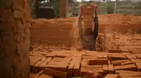 Seorang pria bekerja di pabrik batu bata di Bhaktapur, Nepal, 30 April 2020. (Xinhua/Sulav Shrestha)