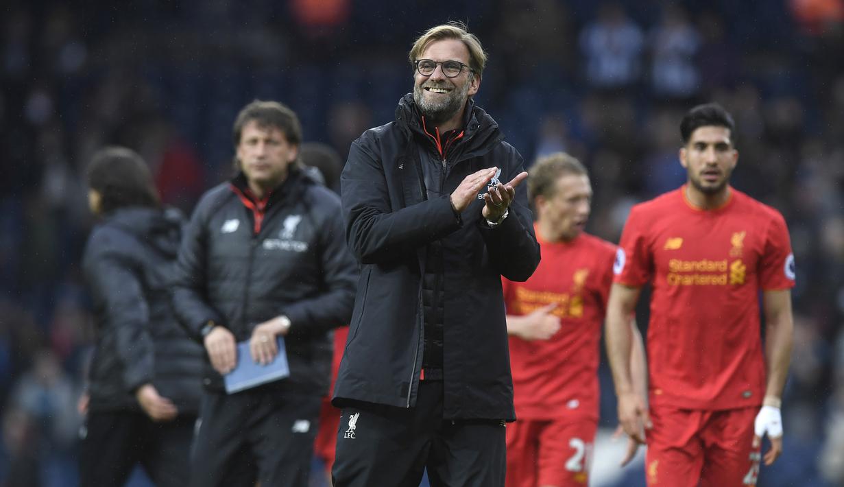 Pelatih Liverpool, Jurgen Klopp, tampak gembira saat tim nya mampu menang atas West Bromwich ALbion. Kemenangan ini juga membawa Liverpool ke posisi tiga klasemen liga Inggris menggeser Manchester City. (EPA/Will Oliver)