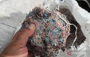 Penemuan potongan uang kertas di Bekasi. (Antara)