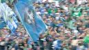 Teriakan Bonek saat Rishadi Fauzi membobol gawang PSPS Riau pada laga 8 Besar Liga 2 Grup Y di Stadion GBLA, Bandung, Sabtu (18/11/2017). Persebaya Menang 1-0. (Bola.com/Nicklas Hanoatubun)