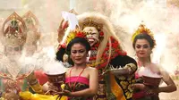 Peserta mengenakan pakaian adat diiringi Tari Barong pada karnaval Budaya Bali di kawasan Nusa Dua, Bali, Jumat (12/10). Karnaval tersebut untuk memeriahkan perhelatan Pertemuan Tahunan IMF - World Bank Group 2018 di Bali. (Liputan6.com/Angga Yuniar)
