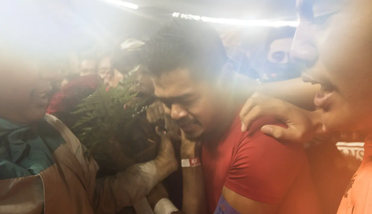 Suporter Persija Jakarta melakukan perpisahan dengan Bambang Pamungkas usai melawan Persebaya Surabaya pada laga Liga 1 di SUGBK, Jakarta, Selasa (17/12). Persija kalah 1-2 dari Persebaya. (Bola.com/Vitalis Yogi Trisna)