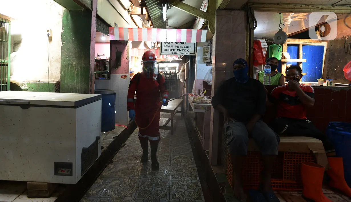 Petugas melakukan penyemprotan cairan disinfektan di Pasar Perumnas di wilayah Jakarta Timur, Selasa (25/8/2020). Hal ini mengingat jumlah kasus positif Covid-19 yang meningkat di wilayah Jakarta Timur agar masyarakat tetap sehat dan saling menjaga protokol kesehatan. (merdeka.com/Imam Buhori)