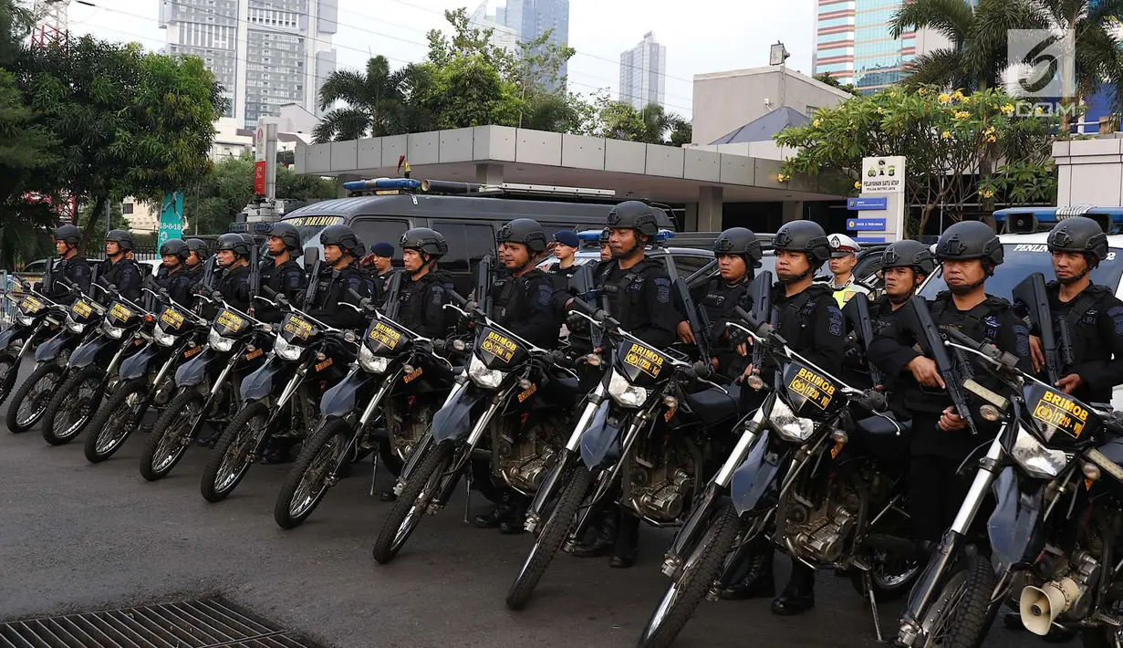 Personel polisi menggelar apel pasukan pengamanan malam takbiran di halaman Ditlantas Polda Metro Jaya, Jakarta, Kamis (14/6). Sekitar 5.000 personel  akan mengamankan malam takbiran dan salat Idul Fitri di Ibu Kota. (Liputan6.com/Immanuel Antonius)