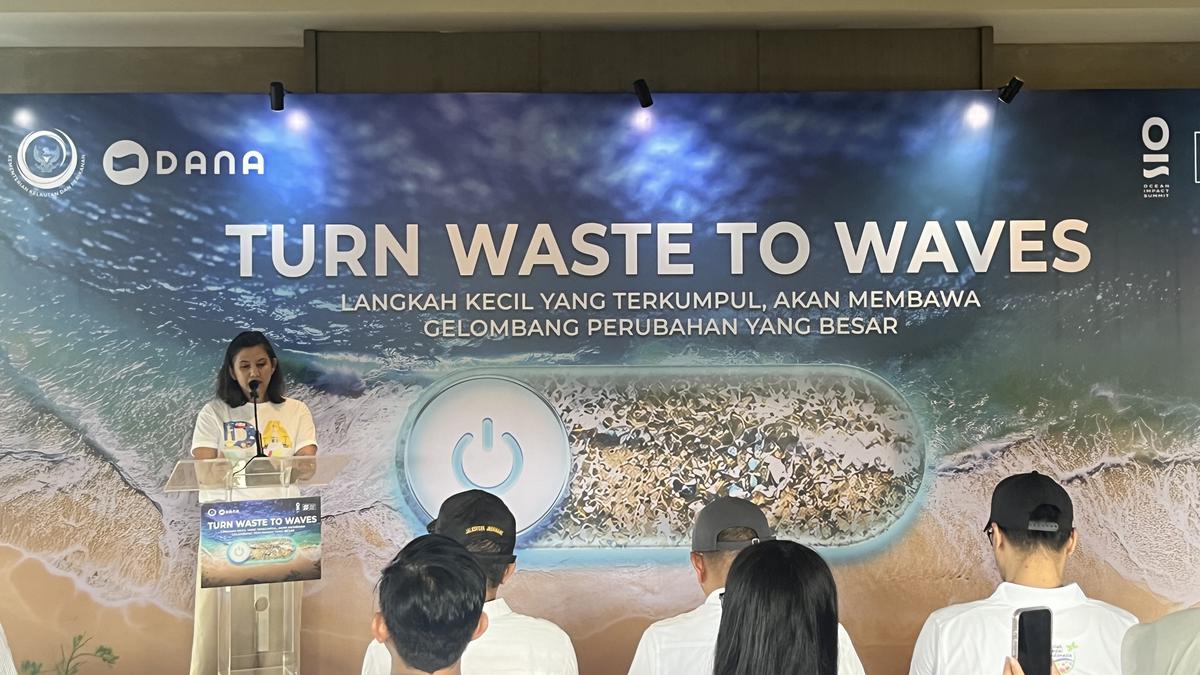 Gandeng KKP hingga Komunitas, Dana Gelar Aksi Bersih Pantai Petitenget Bali