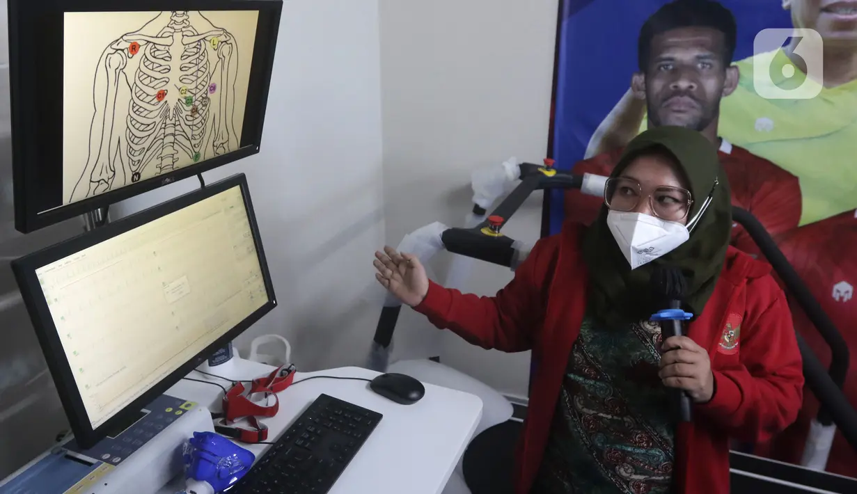 Petugas kesehatan memeriksa alat kesehatan usai peresmian Medical Center PSSI di Gedung GBK Arena, Jakarta, Senin (14/3/2022). PSSI bersama Kemenpora meresmikan pusat kesehatan untuk menopang berbagai kebutuhan Timnas Indonesia. (Liputan6.com/Helmi Fithriansyah)