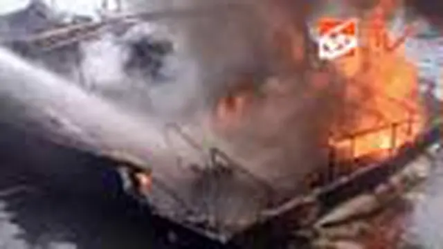 Kapal Pesiar di Pelabuhan Bungus Terbakar