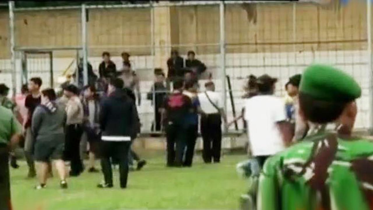Bentrok Antar-Suporter Bola