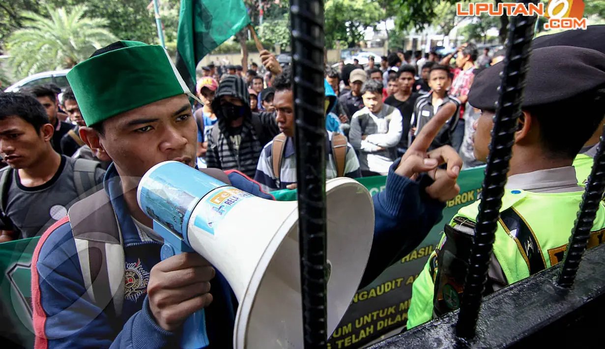Dalam aksinya (22/4/14), massa menolak pengumuman hasil pemilu bobrok yang akan di umumkan oleh KPU. (Liputan6.com/Faizal Fanani)
