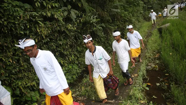 Beribadah Mohon Keselamatan, Warga Datangi Aliran Lahar Dingin Gunung Agung