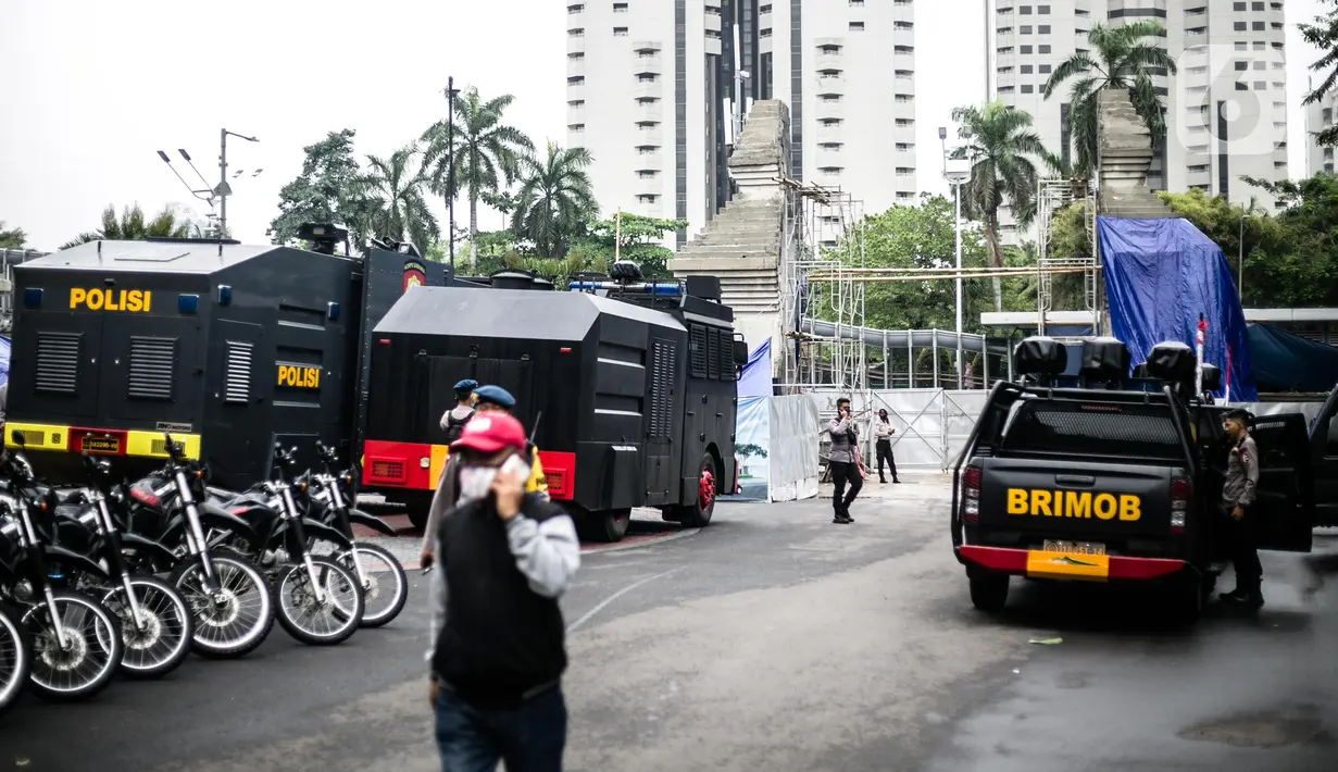 Mobil taktis disiapkan untuk pengamanan terkait pemeriksaan Rizieq Shihab di Polda Metro Jaya, Jakarta, Senin (7/12/2020).  Habib Rizieq akan diperiksa sebagai saksi terkait kasus kerumunan di Petamburan, Jakarta Pusat. (Liputan6.com/Faizal Fanani)