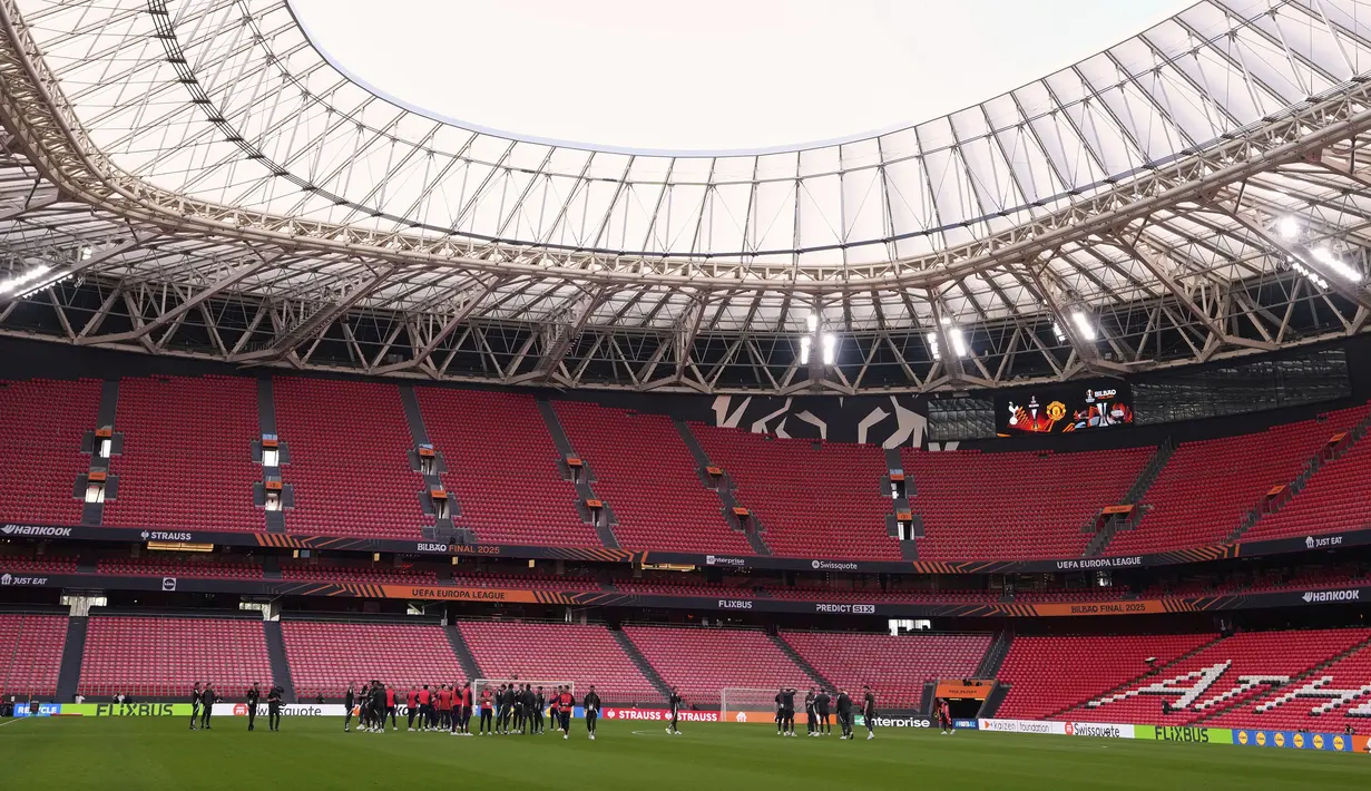 Para pemain Manchester United mendatangi lapangan pertandingan menjelang laga final Liga Europa 2024/2025 melawan Manchester United di Stadion San Mames, Bilbao, Spanyol, Selasa (20/05/2025) waktu setempat. (AP Photo/Manu Fernandez)