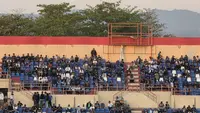 Antusiasme suporter saat menyaksikan pertandingan PSIM Yogyakarta di Stadion Sultan Agung, Bantul. (Bola.com/Ana Dewi)