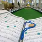 Suasana saat anak-anak di Irak membaca Alquran berjemaah selama bulan Ramadan di Masjid Imam Ali Ibn Abi Tholib di Najaf, Irak (2/6). Mereka mengkhatamkan Alquran selama bulan Ramadan. (AFP/Haidar Hamdani)