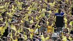 Seorang instruktur memimpin gerakan saat kelas zumba terbesar yang diadakan di sepanjang jalan utama Manila, Filipina, Minggu (19/7/2015). Warga Filipina memecahkan rekor Guinness World Records dengan peserta mencapai 12, 975. (REUTERS/Lorgina Minguito)