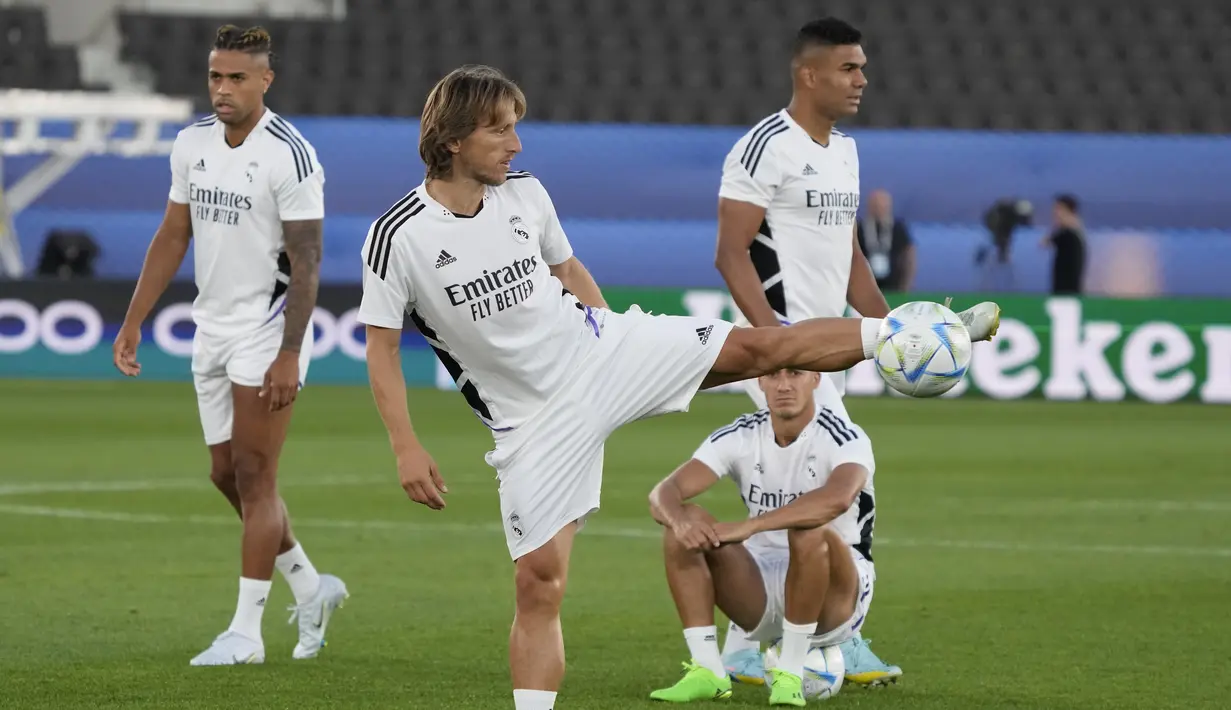 Pemain Real Madrid, Luka Modric (tengah), Mariano Diaz (kiri), Lucas Vazquez dan Casemiro menghadiri sesi latihan di Stadion Olimpiade Helsinki, Finlandia (9/8/2022). Real Madrid akan bertanding melawan Eintracht Frankfurt pada Piala Super Eropa 2022. (AP Photo/Sergei Grits)