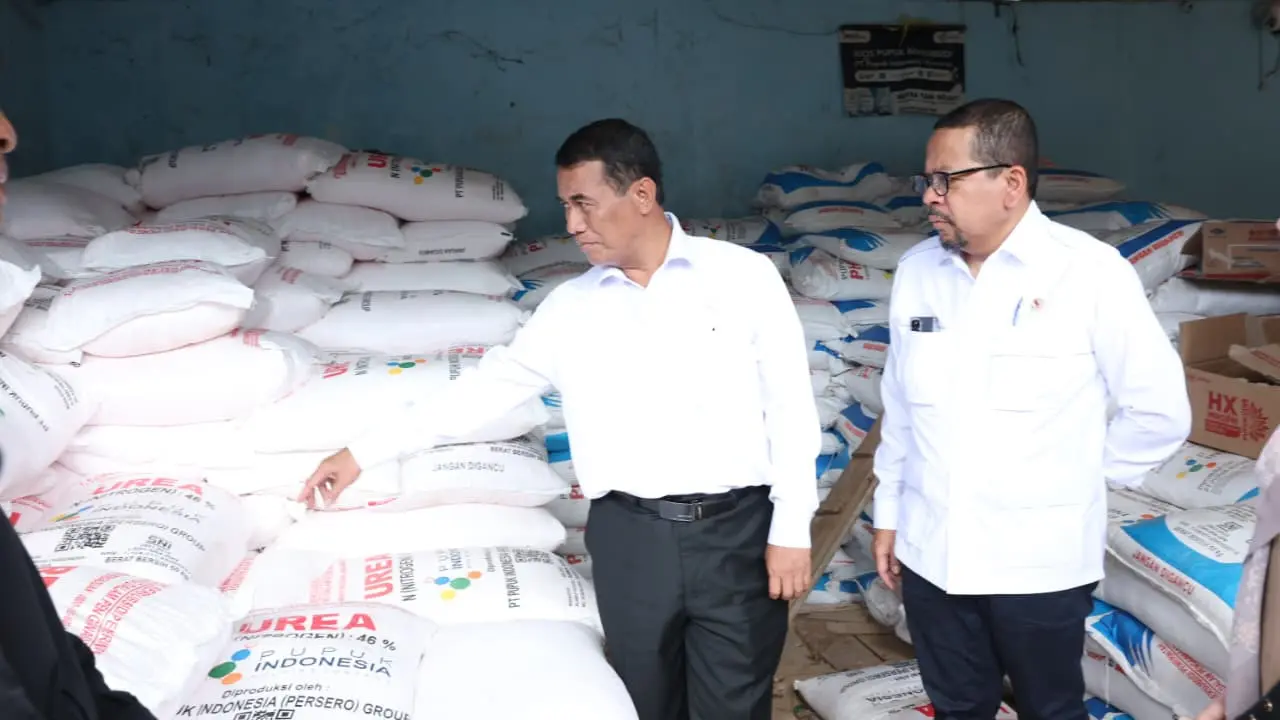 Menteri Pertanian (Mentan) Andi Amran Sulaiman dan Kepala Staf Kepresidenan (KSP) Muhammad Qodari sidak ke Kios Pupuk Mitra Tani Sejati di Provinsi Lampung.
