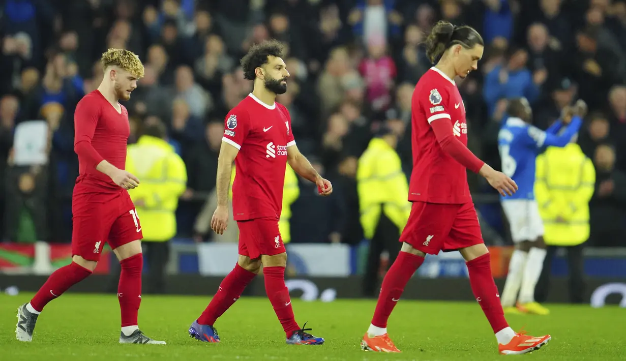 Pemain Liverpool meninggalkan lapangan dengan kecewa setelah ditaklukkan Everton pada laga Liga Inggris dalam duel tunda pekan ke-29 Premier League 2023/2024, Kamis (25/4/2024). (AP Photo/Jon Super)