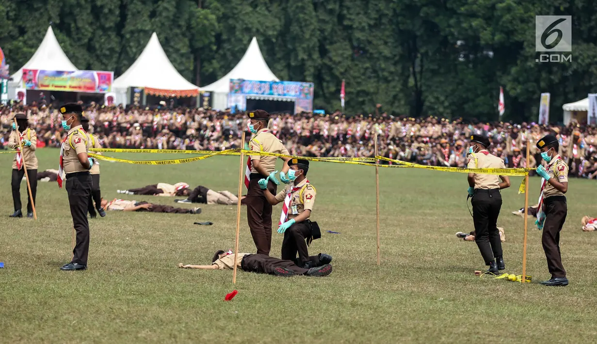 Sejumlah peserta beraksi dalam acara pembukaan Raimuna Nasional XI yang digelar di Bumi Perkemahan Cibubur, Jakarta Timur, Senin (14/8). Kegiatan Raimuna Nasional di tahun ke-XI ini berlangsung 13-21 Agustus 2017. (Liputan6.com/Faizal Fanani)