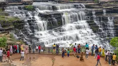 Orang-orang berfoto di depan Air Terjun Rajdari pada hari musim panas yang terik di distrik Chandauli, negara bagian Uttar Pradesh, India (28/6/2021).  Air Terjun Rajdari adalah tempat piknik yang populer bagi orang-orang di sekitar area tersebut pada musim panas. (AP Photo/Rajesh Kumar Singh)