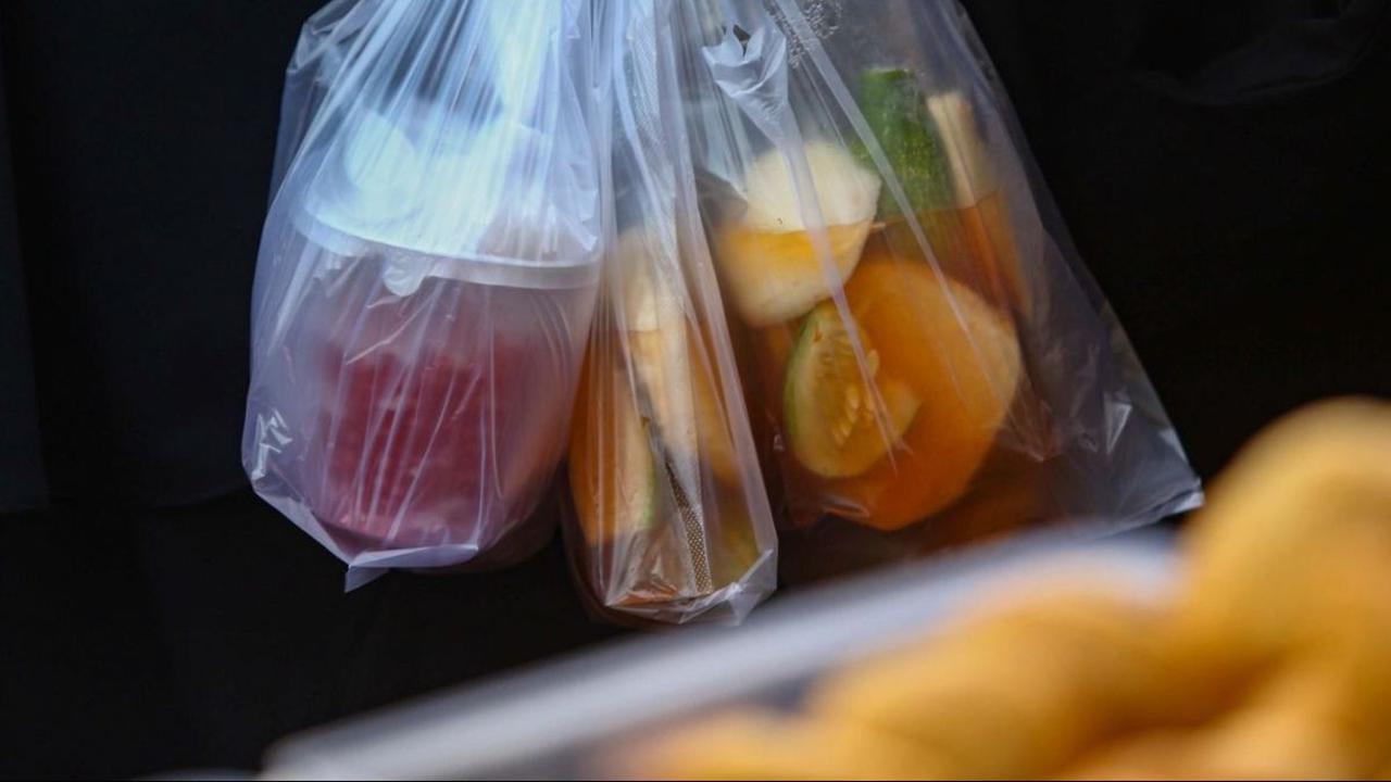 Selain itu ada asinan buah dan juga bubur sumsum yang juga laris manis diserbu warga. Foto: Liputan6.com / Angga Yuniar