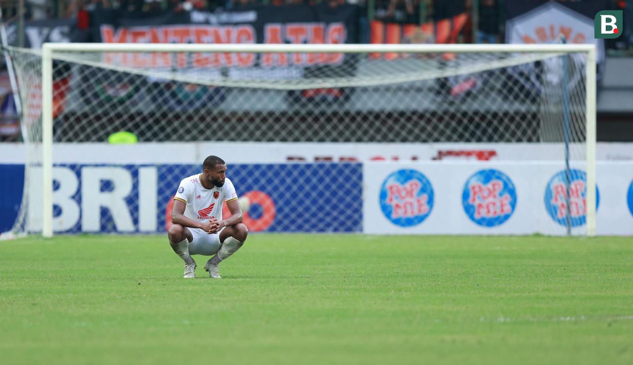 Pemain PSM Makassar, Yuran Lopes tertunduk lesu setelah ditaklukkan Persija Jakarta pada laga pekan ke-20 BRI Liga 1 2022/2023 di Stadion Patriot Candrabhaga, Bekasi, Rabu (25/1/2023). PSM Kalah dengan skor 2-4. (Bola.com/M Iqbal Ichsan)