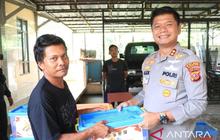 Bantuan Sembako Polres Cianjur Ringankan Beban Pekerja Tahu Tempe Terdampak Kenaikan Harga Kedelai