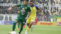 Pertandingan Barito Putera vs Persebaya Surabaya pada pekan kedua BRI Liga 1 2023/24 yang berlangsung di Stadion Gelora Bung Tomo, Surabaya, Sabtu (8/7/2023) sore WIB. (Wahyu Pratama/Bola.com)