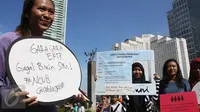Pengunjuk rasa menuntut pemerintah dan penegak hukum mengusut tuntas korupsi E-KTP serta meminta masyarakat agar mengawal sidang kasus korupsi tersebut, Jakarta, Minggu (19/3). (Liputan6.com/Angga Yuniar) 