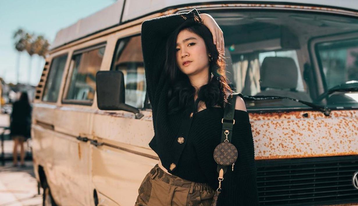 FOTO Pesona Febby  Rastanty  Pakai Sweater Hitam Tampil 