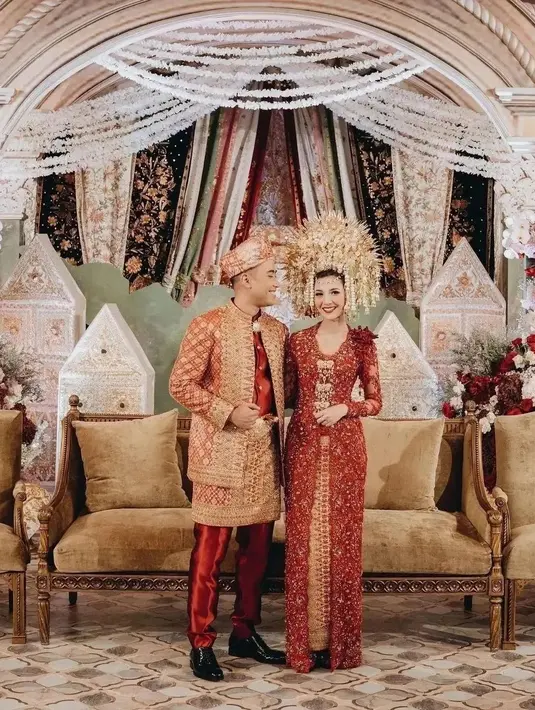 Usung adat Minang untuk resepsi, Sheila Dara tampil glamor mengenakan kebaya minang panjang warna merah, lengkap dengan suntiang emasnya. [@morden.co]