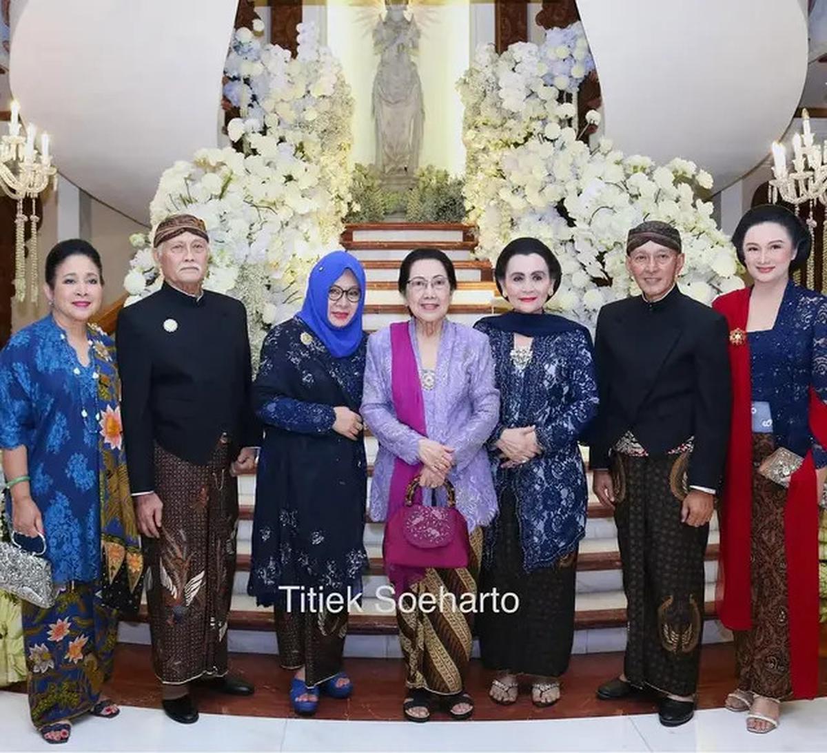 Potret Titiek Soeharto Hadiri Pernikahan Putra Ari Sigit, Kental Adat Jawa