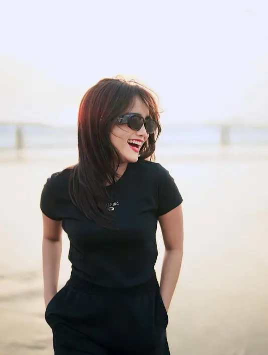 Penampilan gemas Fuji bermain di pantai dengan outfit kasual serba hitam. Atasan kaus lengan pendek hitam dipadukannya dengan short pants yang juga berwarna hitam. [Foto: Instagram/fuji_an]